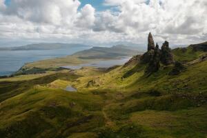 Niebla, colinas y costa definen la experiencia de viajar por la Isla de Skye.
