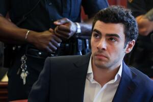 Luigi Mangione comparece ante tribunal federal para intentar retrasar su juicio hasta 2027.