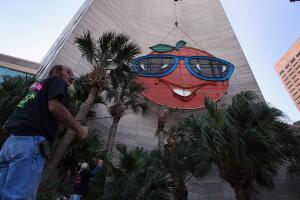 El ascenso de "La Gran Naranja" y fuegos artificiales en Downtown Miami