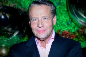 Alfredo Adame sufre accidente en moto: resulta con quemadura en una pierna
