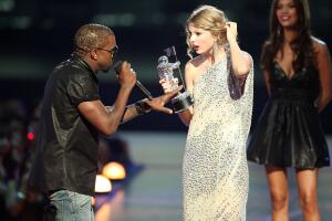 En fotos: las veces que Taylor Swift y Kanye West se dieron el beso de Judas