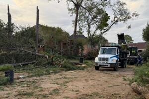 Los daños que dejaron tornados en casas y vecindarios del noroeste de Houston.