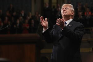 Donald Trump se aplaude a sí mismo en un momento de su primer discurso del Estado de la Unión el 30 de enero de 2018.