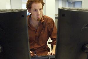 Una encuesta realizada a empleados de centros de llamadas de emergencia en Estados Unidos muestra que la escasez de personal está afectando el servicio.