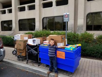 Para sorpresa hasta de la familia, decenas de amigos se tomaron muy enserio la publicación y empezaron a hacer las donaciones: "Nos sorprendió gratamente la generosidad de nuestra familia y amigos por ayudar a poner una sonrisa en las caras de los niño. Sabemos muy bien cómo un simple contenedor de Play-Doh puede cambiar el estado de ánimo de un niño mientras está en el hospital ".