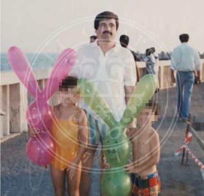 Esta joven le permitió a Univision Noticias publicar cuatro fotos inéditas de su padre. En dos él posa con dos niños que sostienen globos en forma de conejo durante unas vacaciones en alguna ciudad costera.