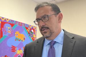 Adrian Fontes es el candidato demócrata a la secretaria de estado. 