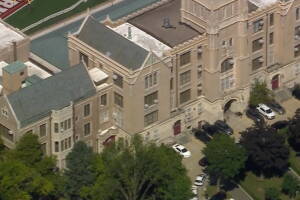 Dos estudiantes enfrentan cargos tras hallar armas cargadas en escuelas de Nueva York.