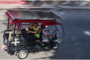 triciclos eléctricos paneles solares reemplazan carros Cuba