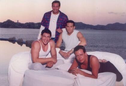 Los papeles de los galanes de la historia corrieron a cargo de Gabriel Soto, Johnny Lozada, Arath de la Torre y Rodrigo Vidal.