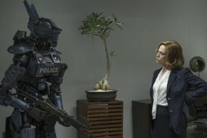 O robô Chappie, com inteligência artificial, é roubado por dois gângsters que tem planos malignos com ele