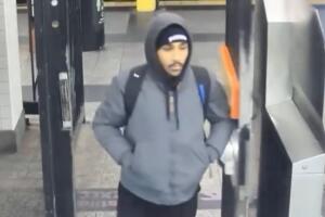 Buscan a sospechoso de prender fuego a hombre sin hogar en un tren del metro de NYC.