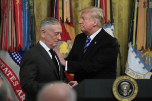 El saliente jefe del Pentágono, Jim Mattis, junto a Donald Trump.