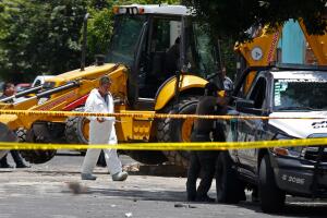 Peritos trabajan en el sitio donde fueron encontrados 10 cuerpos en una fosa clandestina de la ciudad de Guadalajara, en el estado de Jalisco.