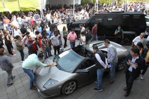 El Gobierno de México subasta autos de lujo para apoyar a pueblos pobres