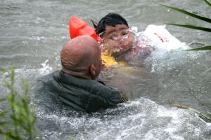 Niño ahogándose en el río bravo
