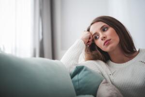 mujer-pensantiva-pensando-en-sillon.jpg