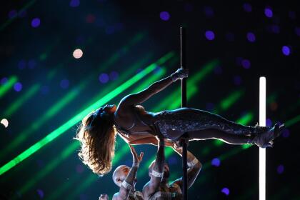 "Llamó después del Super Bowl y dijo 'ustedes chicas realmente pueden cantar y bailar'. Dijo que a él y a su esposa Patti Scialfa les encantaba escuchar la canción. 'Hizo que nuestros corazones
<b>saltaran de alegría</b>'. Así que eso fue una gran cosa".