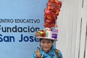Papás mexicanos presumen el diseño del 'sombrero loco' de sus hijos