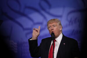 Donald Trump volvió a las suyas con un discurso improvisado y atacando a sus opositores frente a su audiencia más fiel.