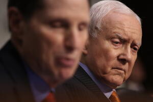 El presidente del Comité de Finanzas del Senado, el republicano Orrin Hatch (derecha) junto al demócrata de mayor rango del comité, Ron Wyden.