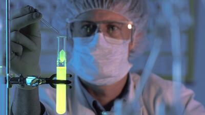 Su uso más común y más antiguo es como componente de lámparas de gas, ya que bajo determinadas circunstancias y junto a ciertas combinaciones químicas, emite mucha luz. Actualmente, el metal de torio se emplea sobre todo en la producción de energía nuclear Su uso más común y más antiguo es como componente de lámparas de gas, ya que bajo determinadas circunstancias y junto a ciertas combinaciones químicas, emite mucha luz. Actualmente, el metal de torio se emplea sobre todo en la producción de energía nuclear