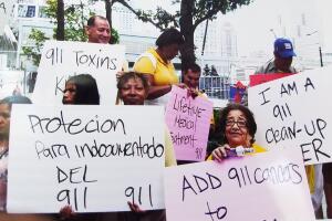 Inmigrantes que trabajaron en Ground Zero en una manifestación exigiendo compensaciones por los problemas de salud que enfrentan.