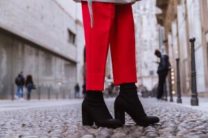 botas-calcetin-pantalon-rojo.jpg