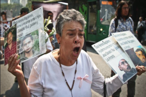 En paralelo, organizaciones civiles se unen al dolor de estas familias y exigen justicia para sus muertos. En México, casi 27,000 personas se encuentran desaparecidas, de acuerdo a la organización Amnistía Internacional