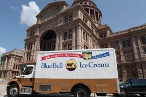 Gobernador Abbott Celebra regreso de Blue Bell