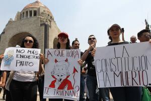 Miles de mexicanos marchan por desacuerdo de políticas de nuevo gobierno