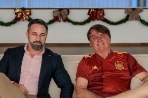 La extrema derecha se apropia playeras: Jair Bolsonaro y Santiago Abascal