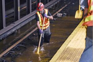 Tubería de agua de 127 años se rompe en Times Square, inundando calles y estación de metro.