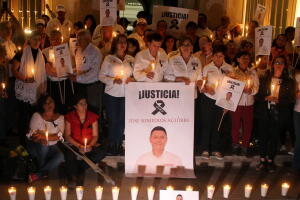 Miembros del Partido Morena durante los funerales de uno de los candidatos asesinados durante el proceso electoral en México.