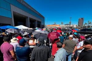 Cientos de personas acuden a votar en el Consulado General de México en Phoenix