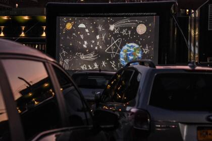 Tal es el caso de Bel Aire Diner, un popular restaurante en Astoria, Queens, que convirtió su estacionamiento en un autocine.
