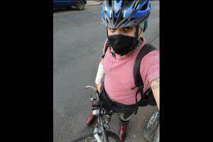 Fernando Caballero peluquero en bicicleta.
