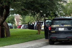 Hombre mata a su esposa, hiere a un oficial y se quita la vida en San Antonio