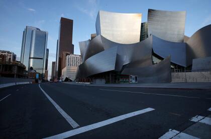 Esta es la vista de la magnífica arquitectura del Walt Disney Concert Hall, diseñada por Frank Gehry. De no ser por el coronavirus una toma como esta en un horario regular hubiera sido imposible.