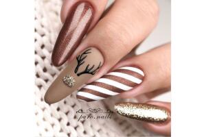 Diseño de uñas para Navidad con un reno