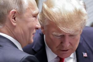 Vladimir Putin (i) y Donald Trump (d), durante un encuentro en Vietnam el pasado mes de noviembre. 