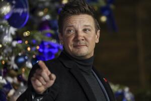 Jeremy Renner, de 51 años, se encuentra en estado crítico aunque está estable, dijo su representante.