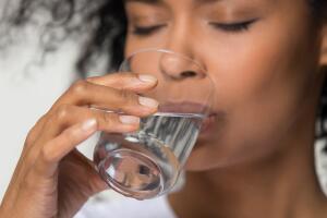 beber-agua-corpo-0719-1400x800.jpg