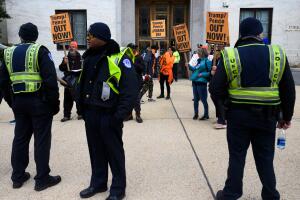 Silencio en el Senado, (algunas) protestas en la calle
