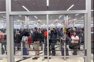 ICE desplegará agentes en el aeropuerto de Atlanta para ayudar con filas de seguridad, confirma alcalde 