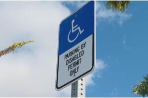 4,700 permisos parqueo discapacitados cancelados Miami-Dade