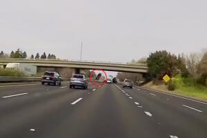  Así fue como un vehículo cayó desde un puente sobre la I-5 en Natomas