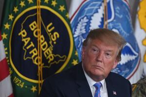 El presidente Trump en una visita a la frontera entre México y California.