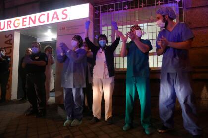 <b>Aplausos al personal médico. </b>Trabajadores del Hospital Universitario La Princesa, en Madrid, España, salen a la calle para agradecer los aplausos que los residentes de la ciudad les dieron desde las ventanas. En este país hay más de 30,000 infectados y la población está en cuarentena desde hace varios días. 21 de marzo.
<br>