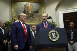 Donald Trump escucha al director de la Oficina de Administración y Presupuesto, Russ Vought, en un evento en la Casa Blanca, el 9 de octubre de 2019.